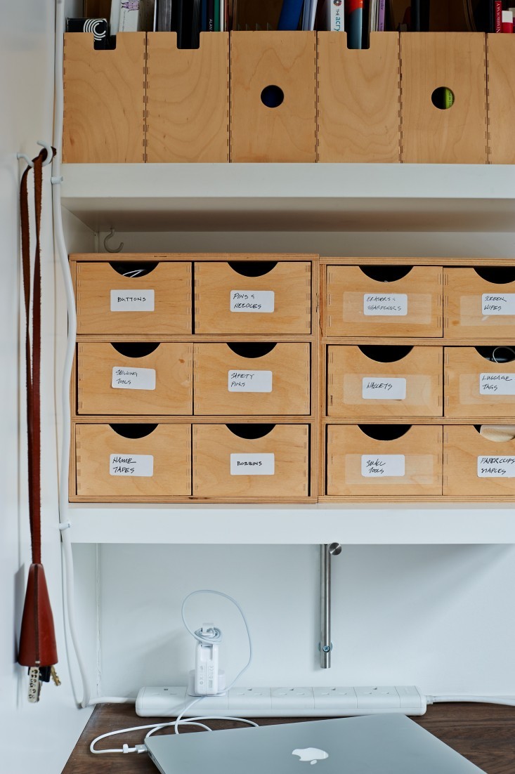 Идея дизайна домашнего офиса: деревянная система хранения от Ikea — отличный помощник