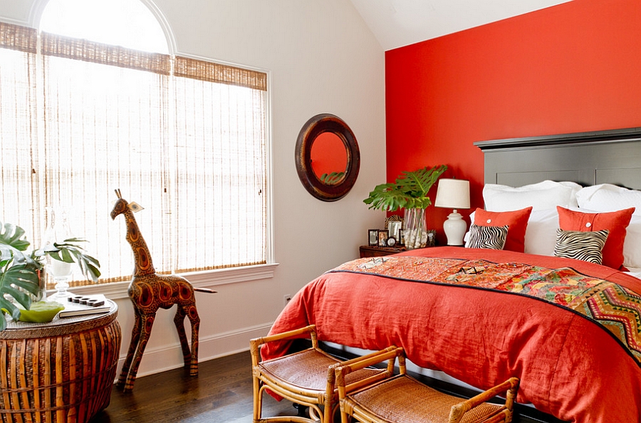 Красно-оранжевые стены создают «энергичную» атмосферу в комнате