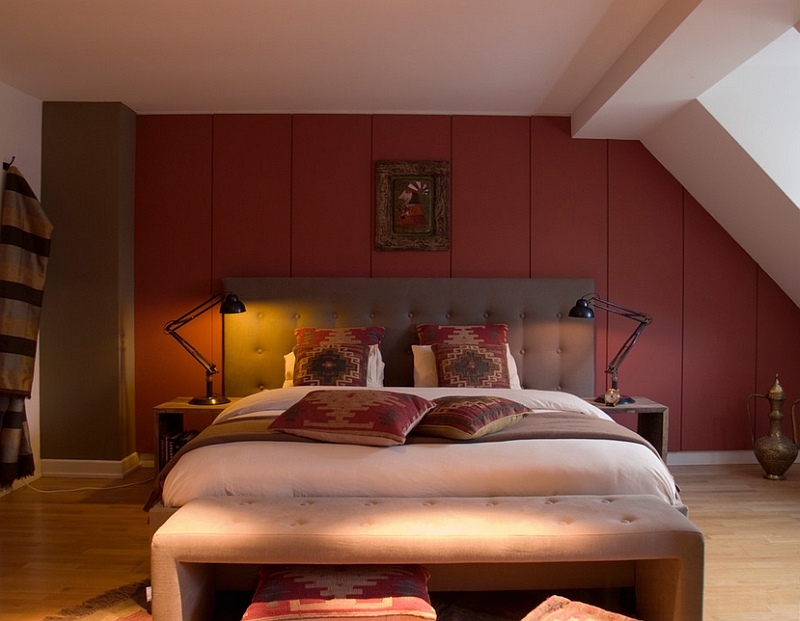 Приглушённый красный в прекрасной спальне с декором этническом стиле