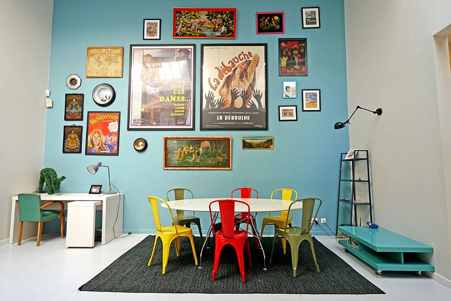Эклектичный дизайн обеденного зала: яркие стулья и нейтральный тон