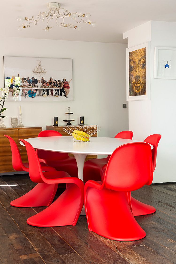 Эклектичный дизайн обеденного зала: ярко-красные стулья