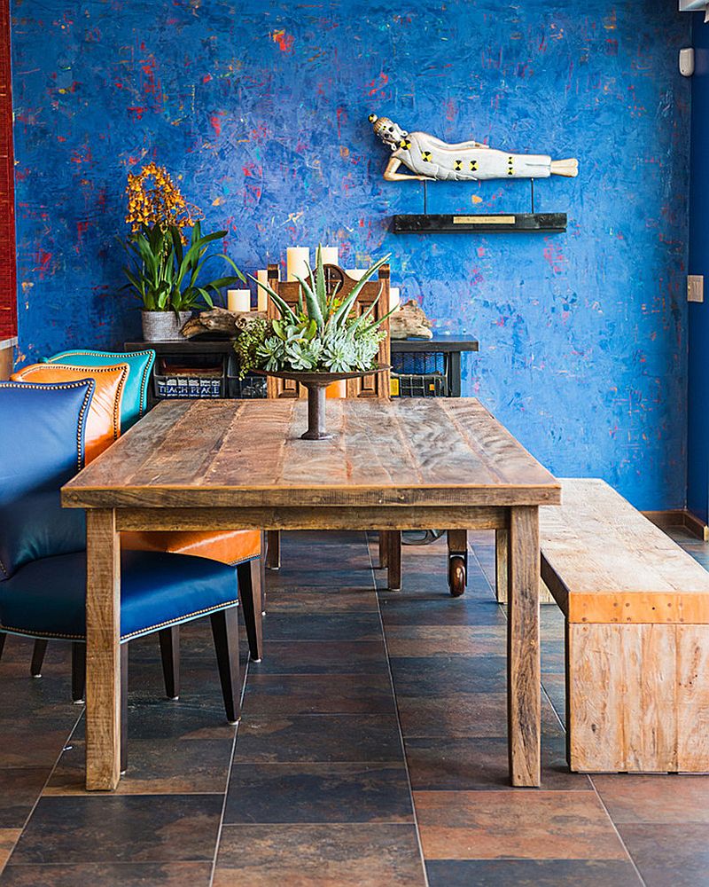 Эклектичный дизайн обеденного зала, где доминирует синий цвет