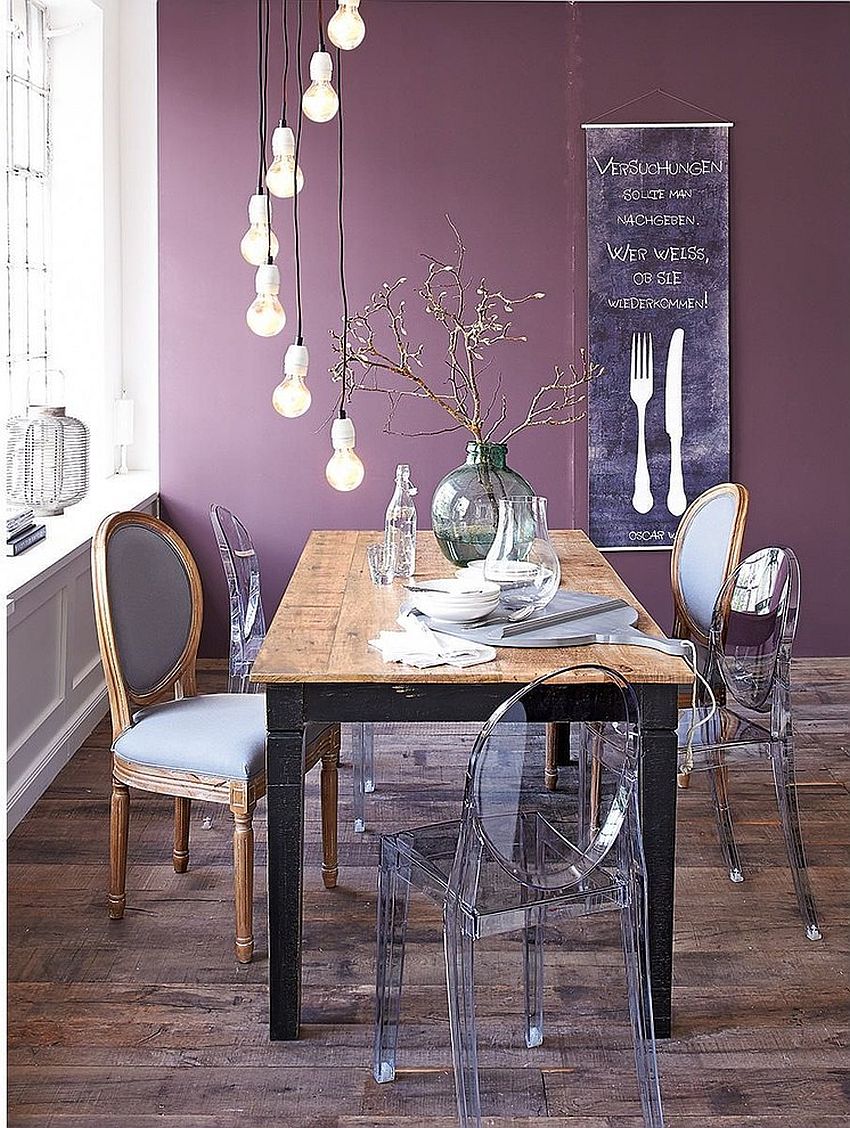 Эклектичный дизайн обеденного зала, где доминирует оттенок фиолетового цвета