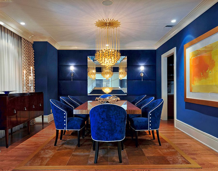 Эклектичный дизайн обеденного зала, где доминирует насыщенный синий цвет