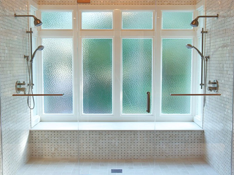 Матовое окно купить. Окно в ванную комнату. Матовое окно в ванной. Пластиковое окно в ванную комнату. Пластиковые окна для ванной комнаты.