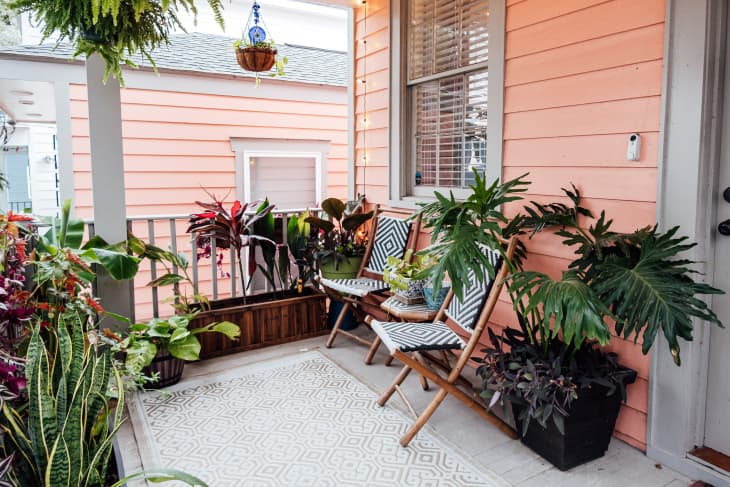 Балкон с креслами и растениями в теплых тонах