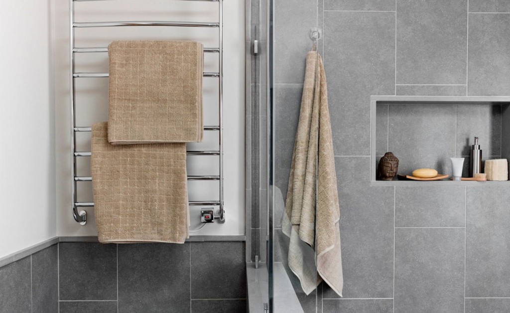 Полотенцесушитель в интерьере: дизайн ванной комнаты с современным электрическим и водяным полотенцесушителем (46 фото)