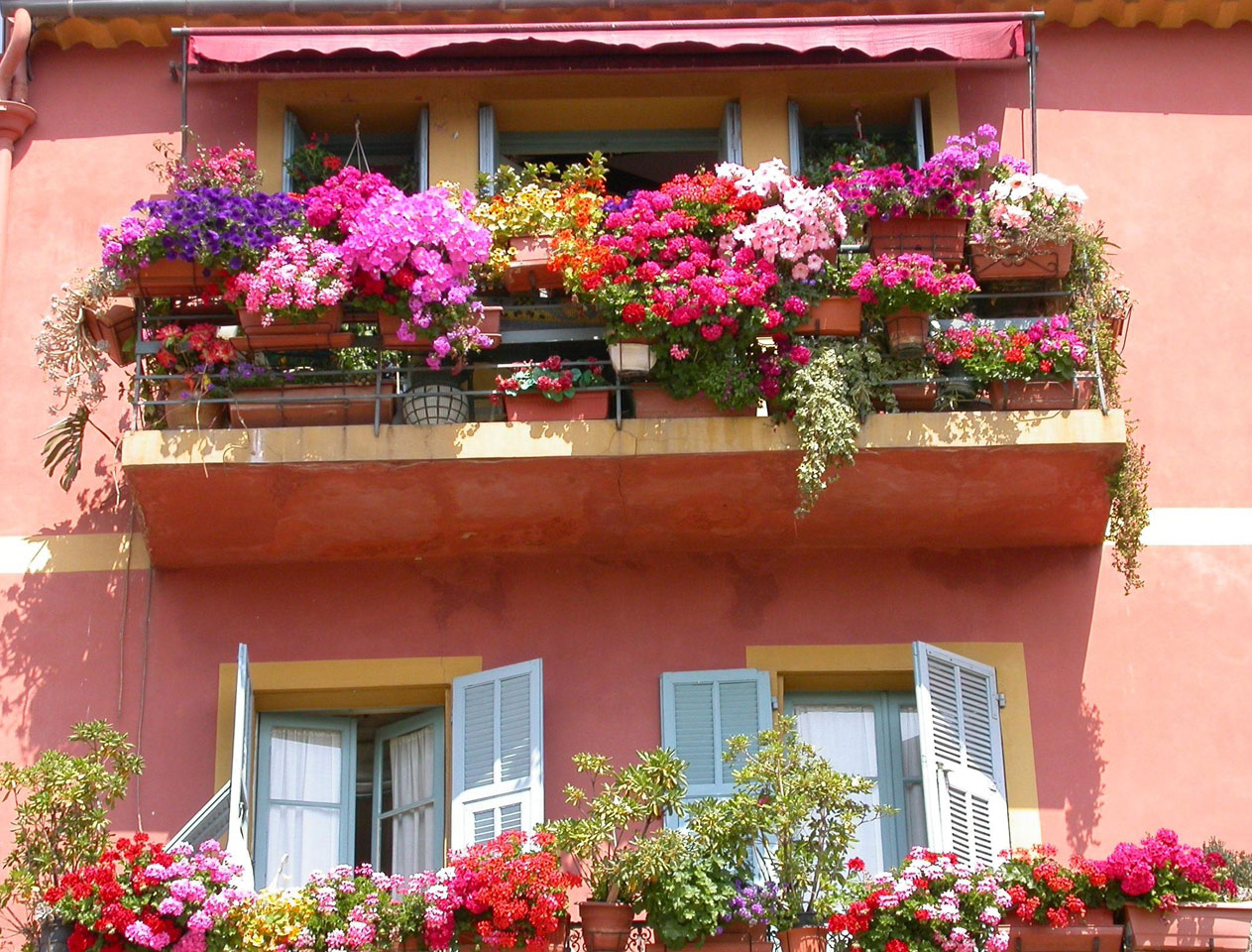 Северный балкон. Цветущие балконы. Цветочный балкон. Балкон в цветах. Украшение балкона цветами.