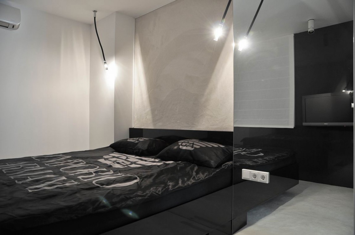 Темный дизайн студии кроватью