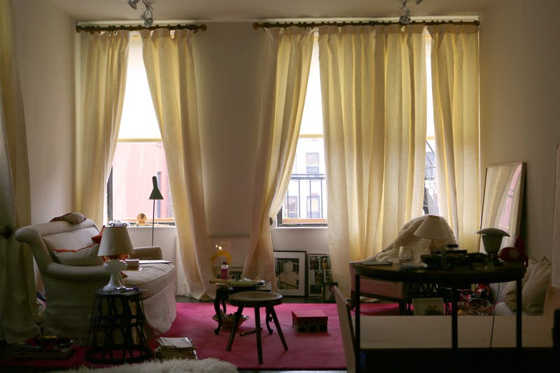 Бежевые шторы в интерьере гостиной-2