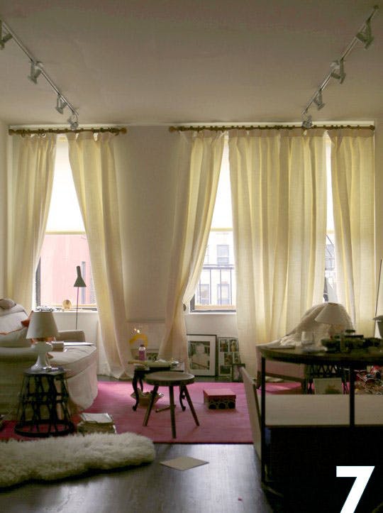 Бежевые шторы в интерьере гостиной