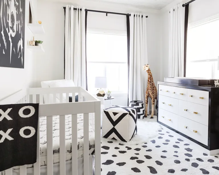 Черно белая детская комната с контрастным декором