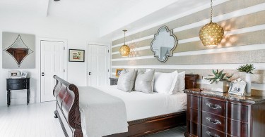 Дизайн спальной комнаты с полосатым акцентом стен