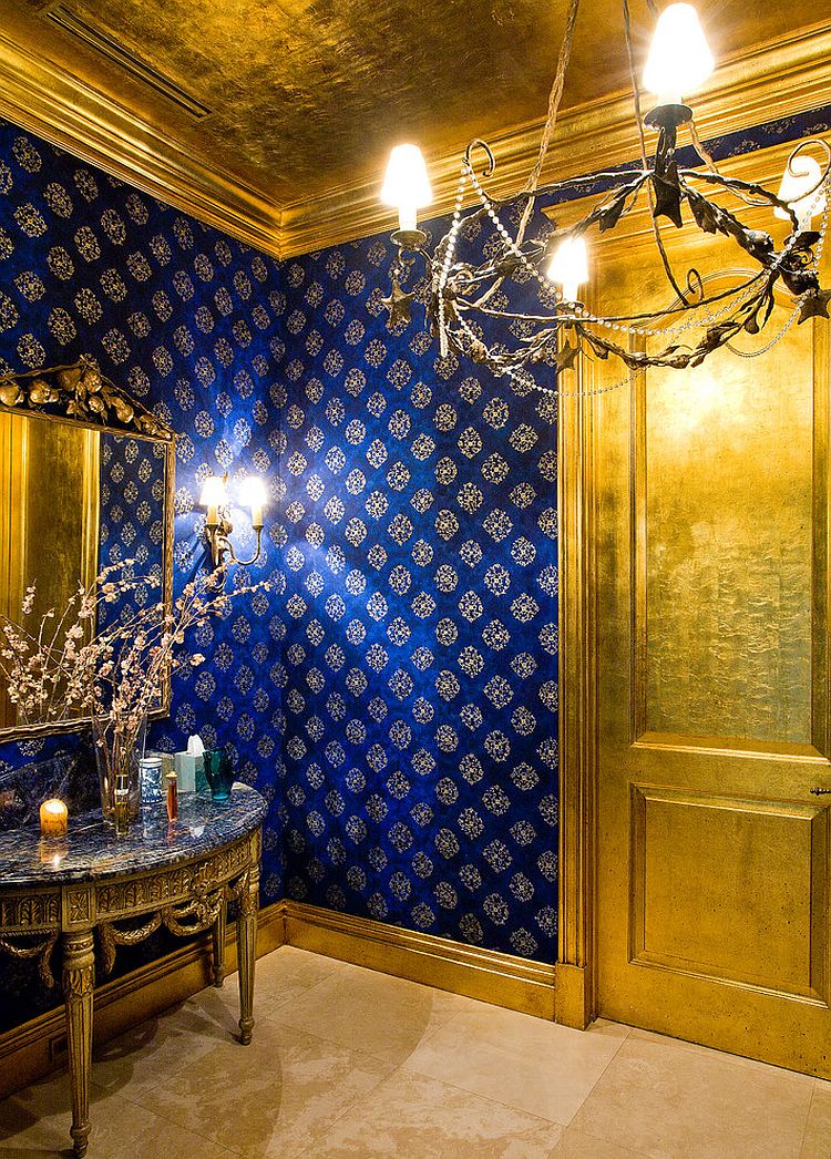 Синяя стена с узорами в ванной
