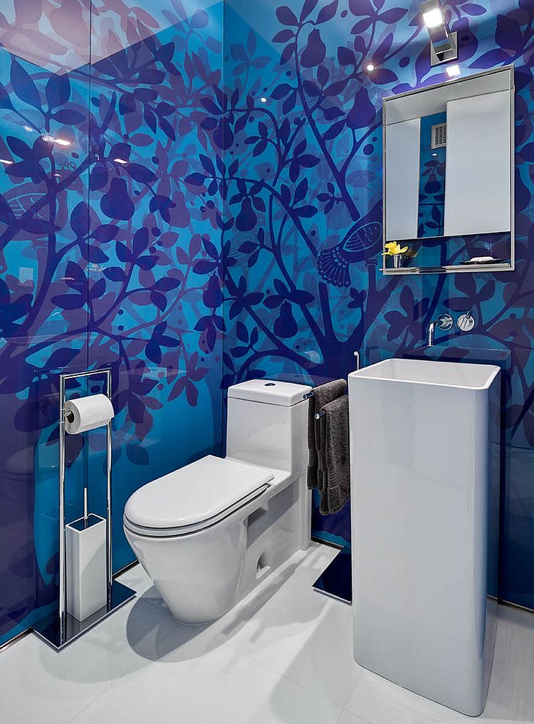 Глянцевая стена синего цвета в ванной