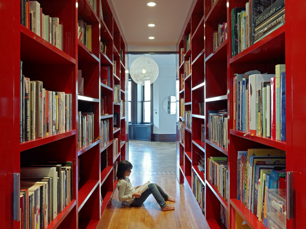 Красные стеллажи. Библиотека в коридоре. Полка для книг. Библиотека в красных тонах. Книжный шкаф в коридоре.
