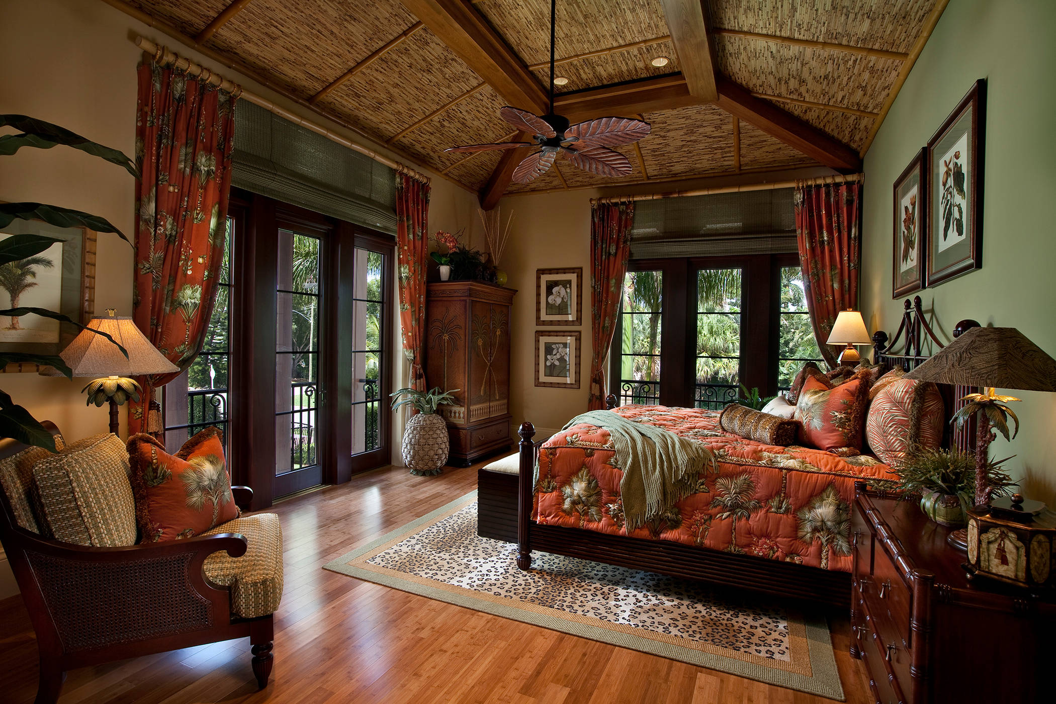 Красивый текстиль спальни в тропической стиле
