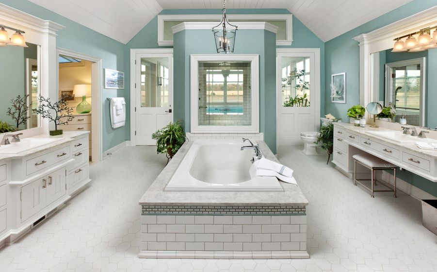 Белый потолок в ванной