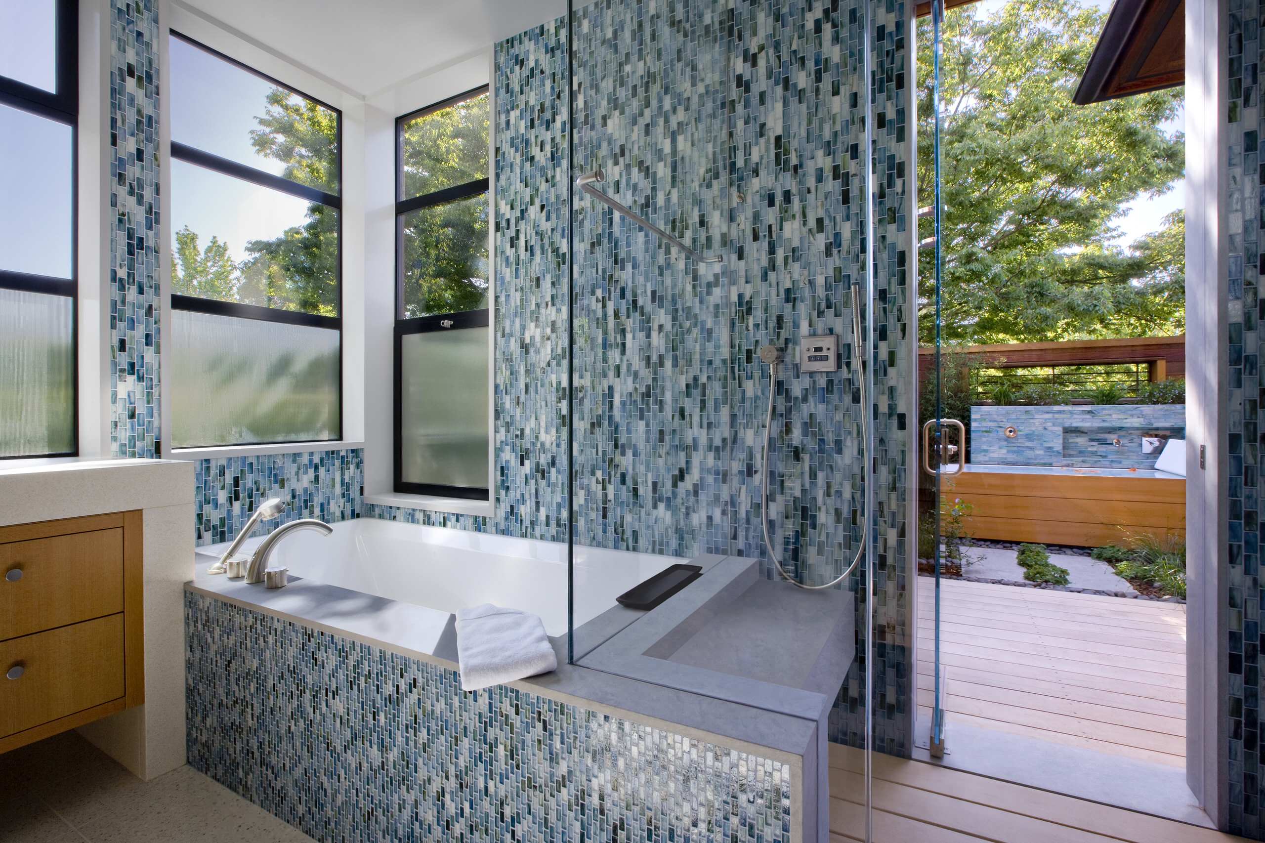 Мозаичная плитка на стенах в ванной