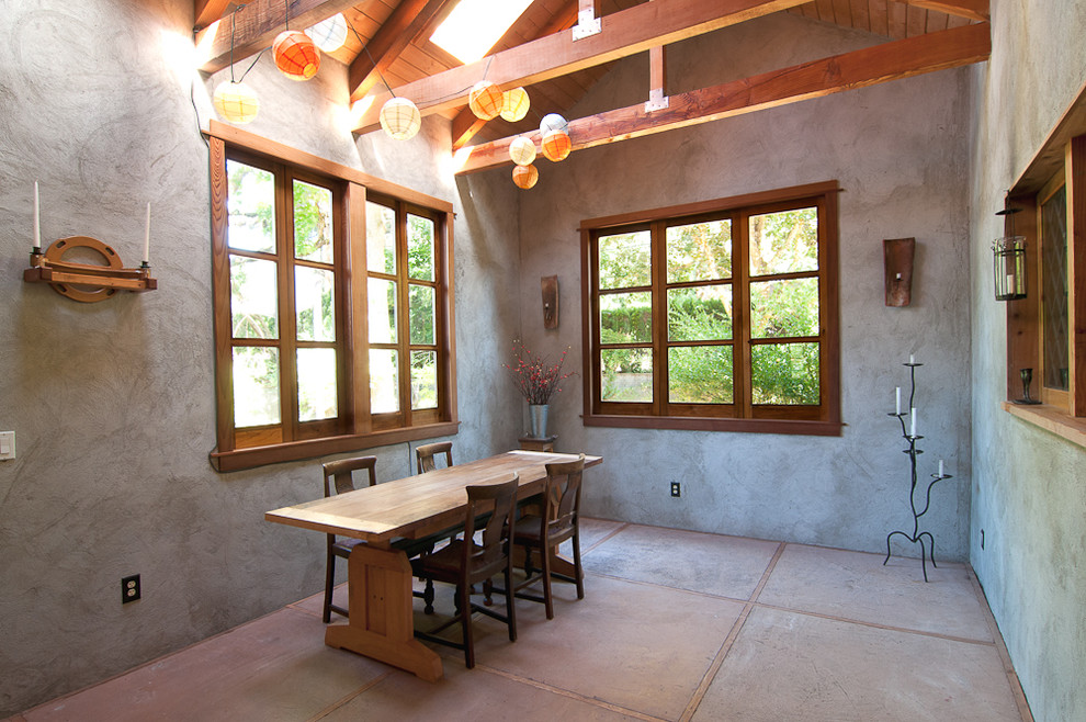 Серые стены и деревянные окна в столовой