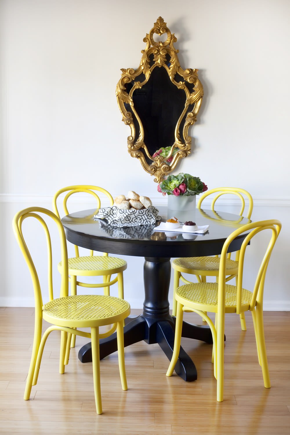 Красивые желтые стулья в столовой