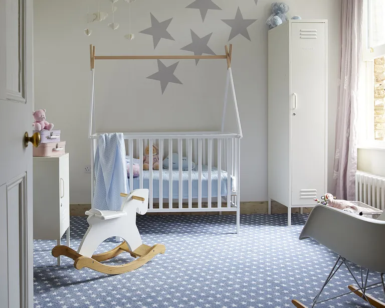 Детская комната с именем на стене и балдахином