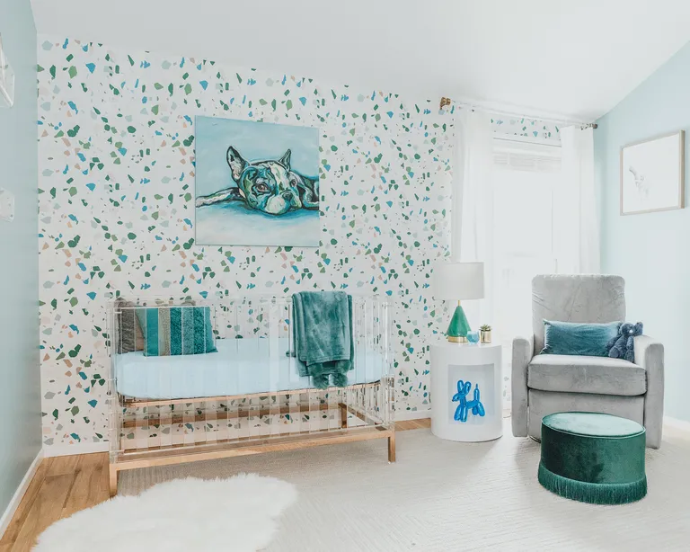 Детская комната с родителем и ребенком у кроватки