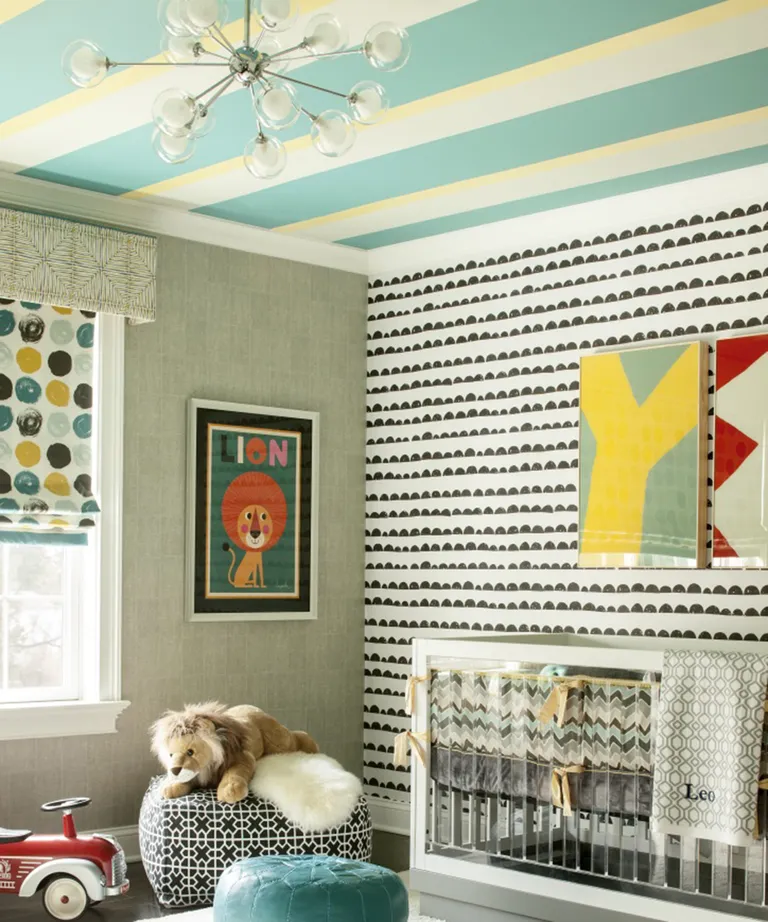 Детская комната с ярким потолком и кроваткой