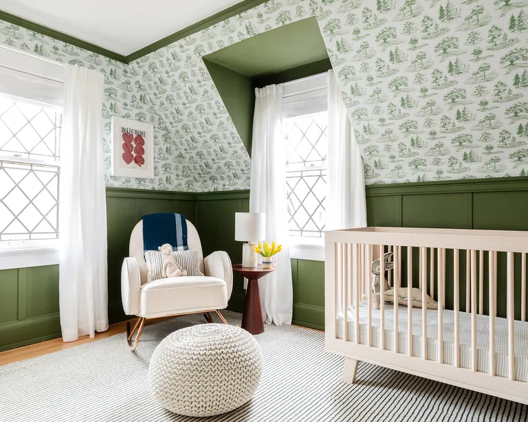 Детская комната с зелеными стенами и креслом