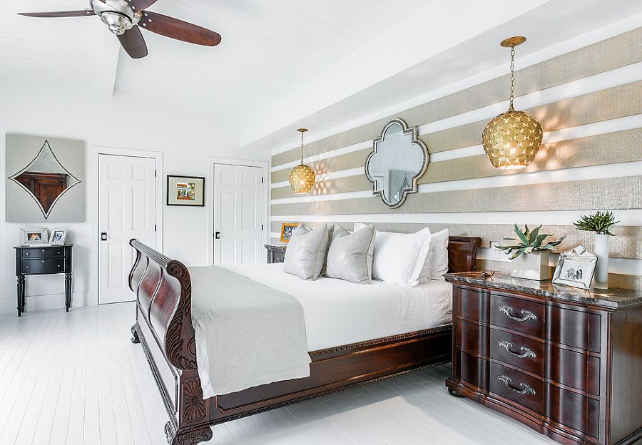 Современный дизайн спальной комнаты с полосатым акцентом стены от Beach Chic