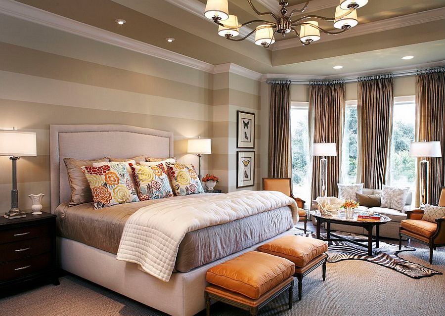 Современный дизайн спальной комнаты с полосатым акцентом стены от CDA Interior Design