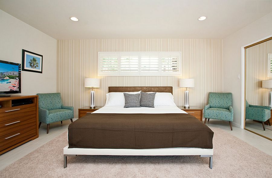 Современный дизайн спальной комнаты с полосатым акцентом стены от Vastu DC