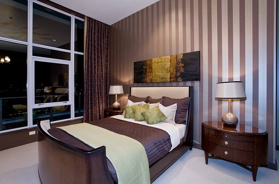 Современный дизайн спальной комнаты с полосатым акцентом стены от Angela Todd