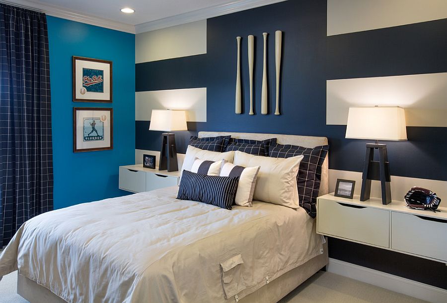 Современный дизайн спальной комнаты с полосатым акцентом стены от студии Mary Cook