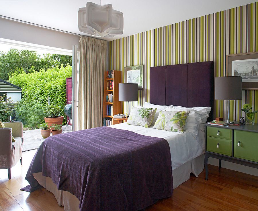 Современный дизайн спальной комнаты с полосатым акцентом стены от Think Contemporary 