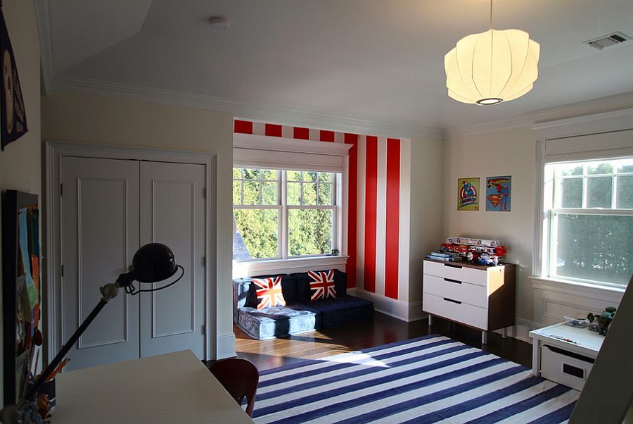 Современный дизайн спальной комнаты с полосатым акцентом стены от Heartwood Corp