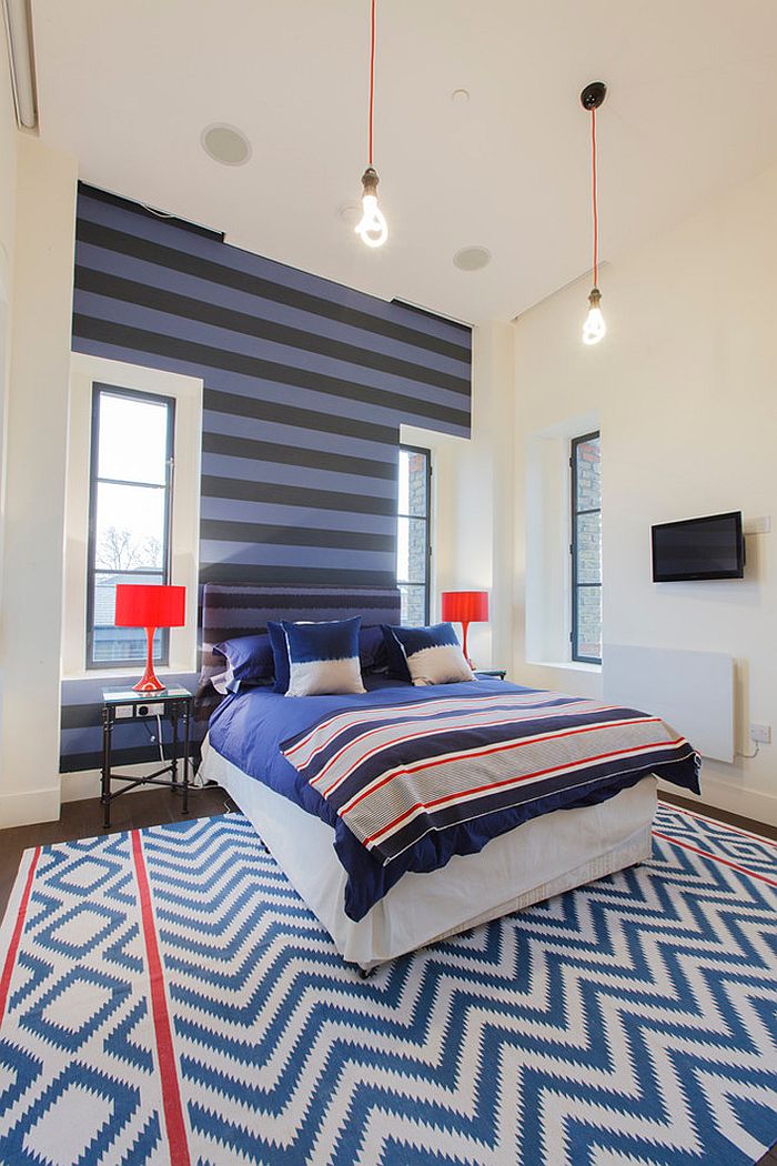 Современный дизайн спальной комнаты с полосатым акцентом стены от Joel Antunes