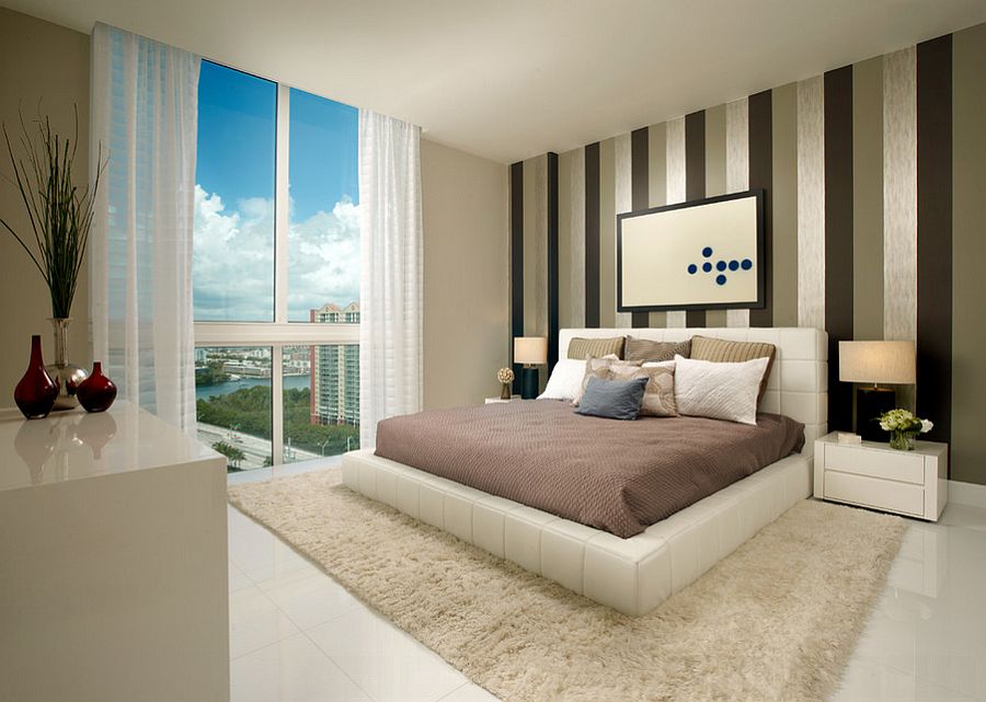 Современный дизайн спальной комнаты с полосатым акцентом стены от Zelman Style Interiors
