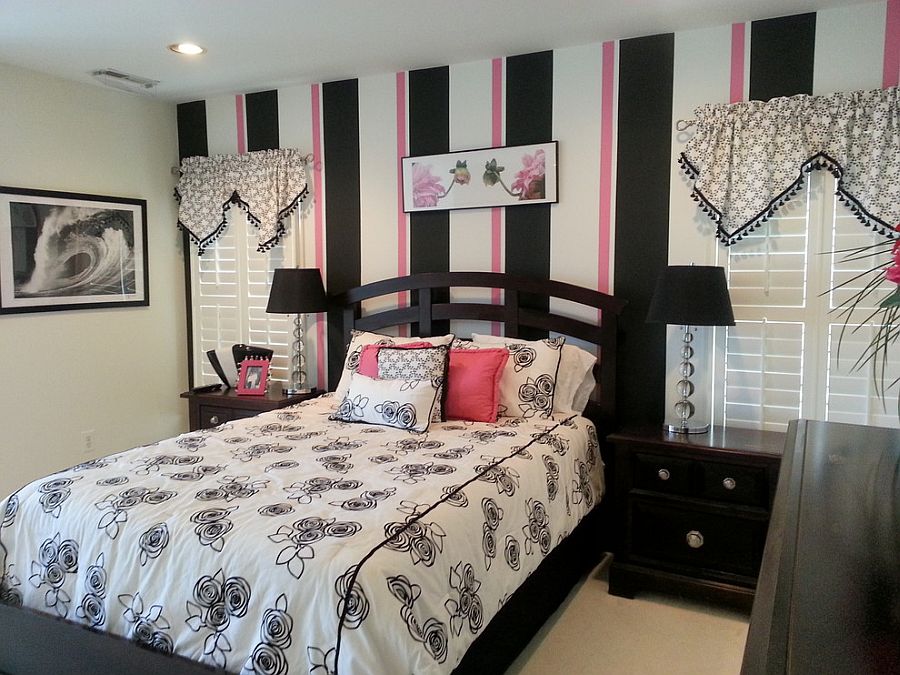 Современный дизайн спальной комнаты с полосатым акцентом стены от Delmarva Blinds & Shutters