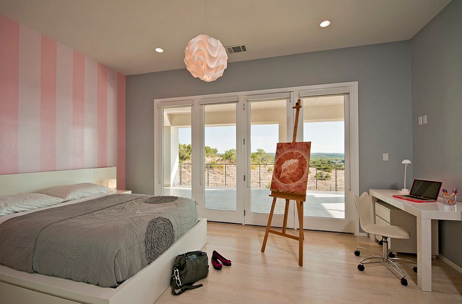 Современный дизайн спальной комнаты с полосатым акцентом стены от Cornerstone Architects