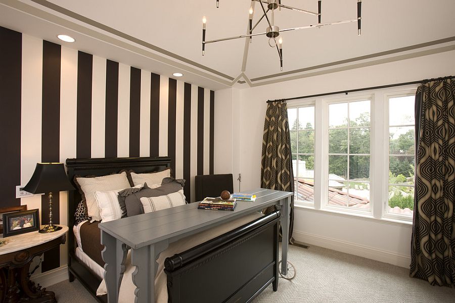 Современный дизайн спальной комнаты с полосатым акцентом стены от John Kraemer & Sons