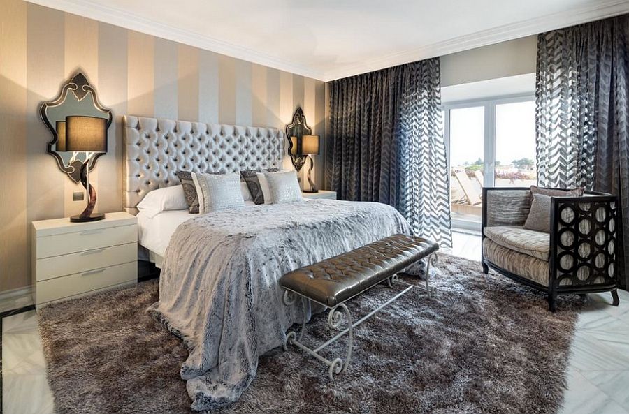 Современный дизайн спальной комнаты с полосатым акцентом стены от Ambience Home