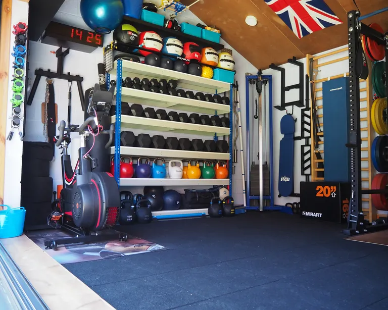 Гаражный спортзал с гантелями и оборудованием.jpg