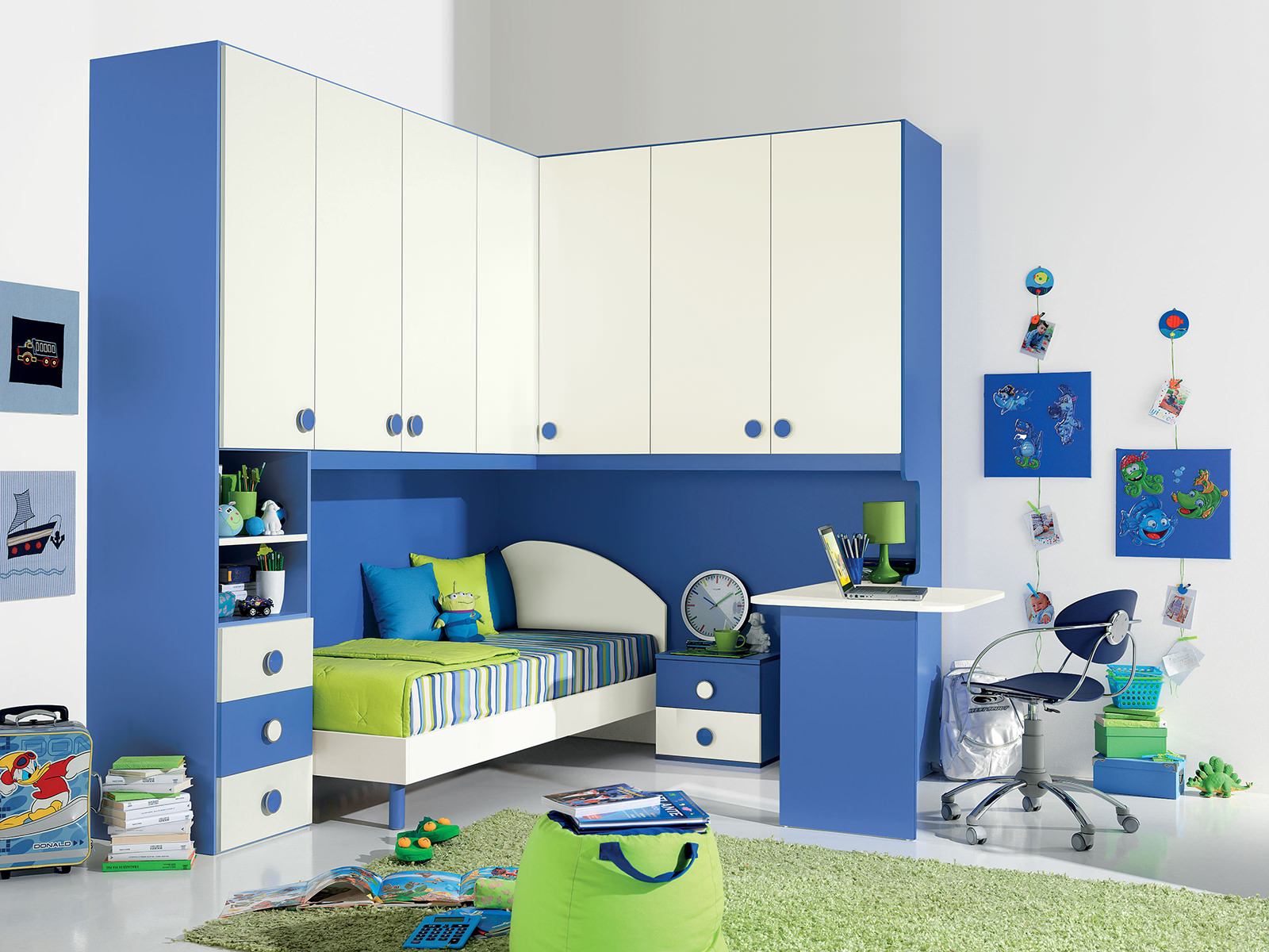 Синяя мебель с белыми фасадами в детской комнате