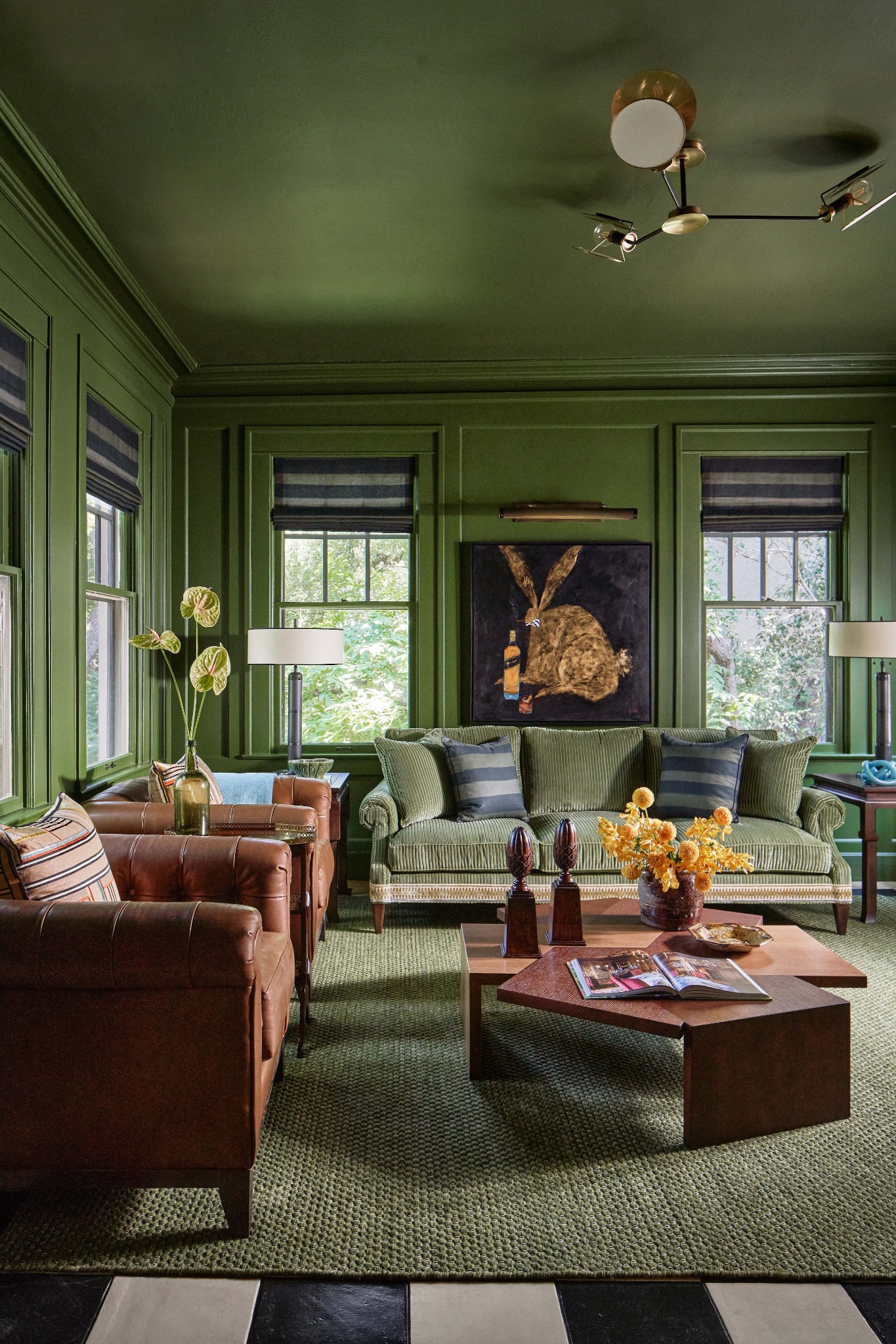 Гостиная с декоративной лепниной и камином
