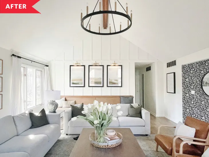 Гостиная с диванами и декором после ремонта