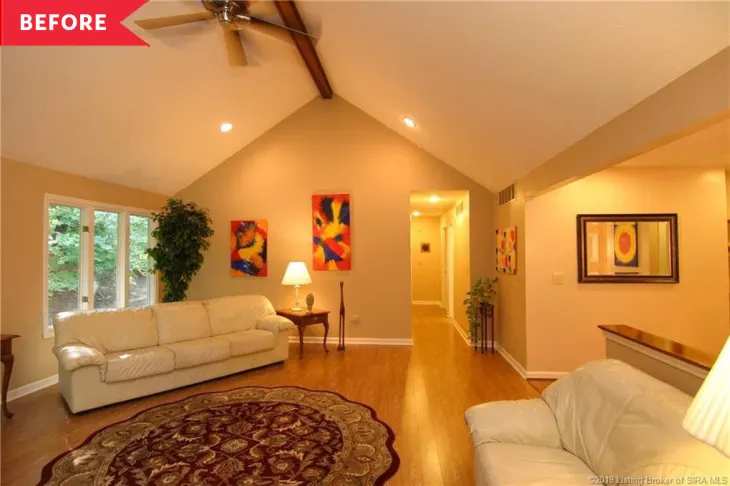 Гостиная с диванами и ковром до ремонта