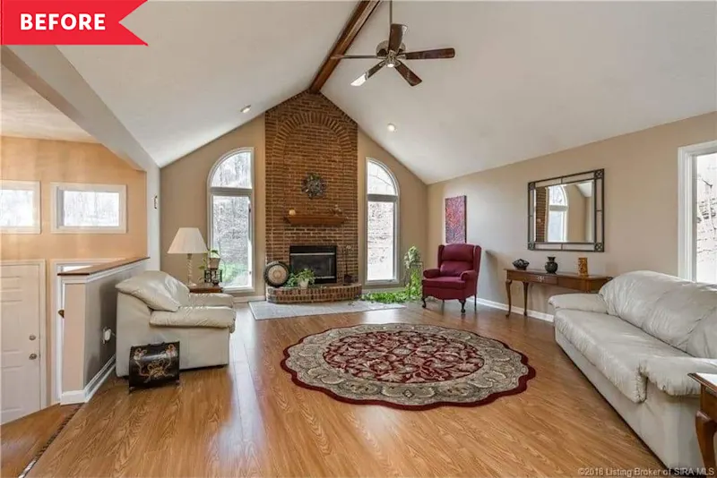 Гостиная с кирпичным камином до ремонта