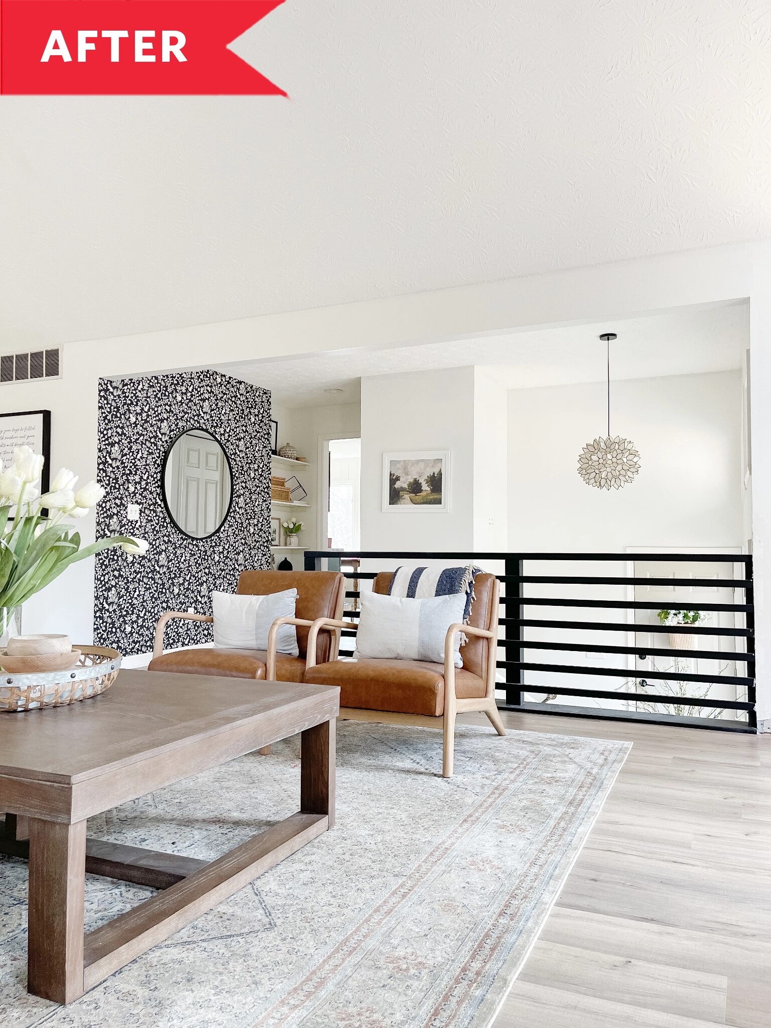 Гостиная с креслами и столом после ремонта