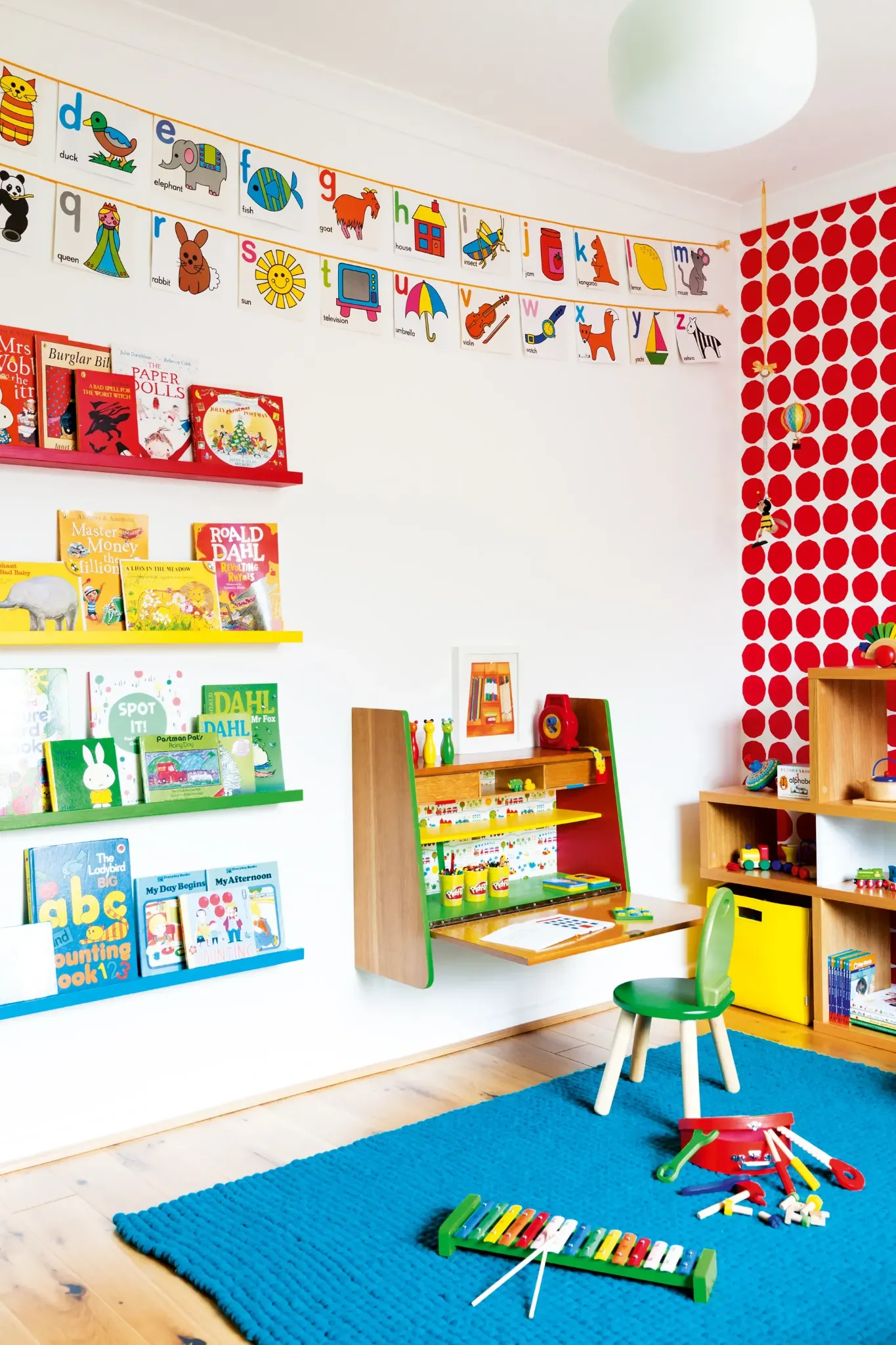 Игровая зона с книгами и яркой мебелью